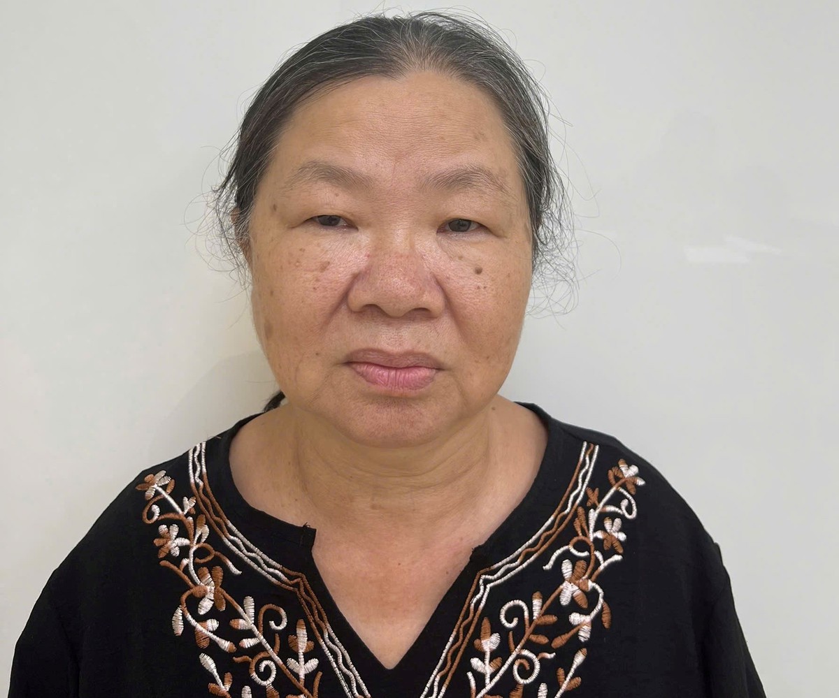 Nguyên cán bộ ngân hàng Nguyễn Thị Kim Oanh 69 tuổi từ Lào về Việt Nam đầu thú