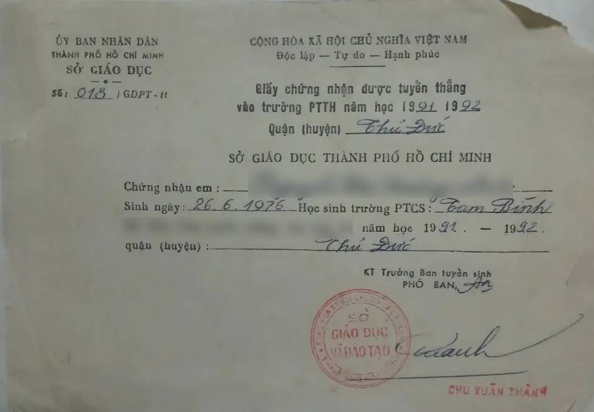 Con hỏi: "Hồi đó mẹ thi tuyển sinh 10 ra sao", bà mẹ TP.HCM đưa ra tờ giấy ố màu, đọc mà phục sát đất!