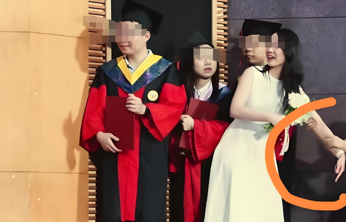 Khoảnh khắc cầu hôn ngay lễ trao bằng tiến sĩ khiến MXH chia phe: Người khen lãng mạn, người chê phá luật