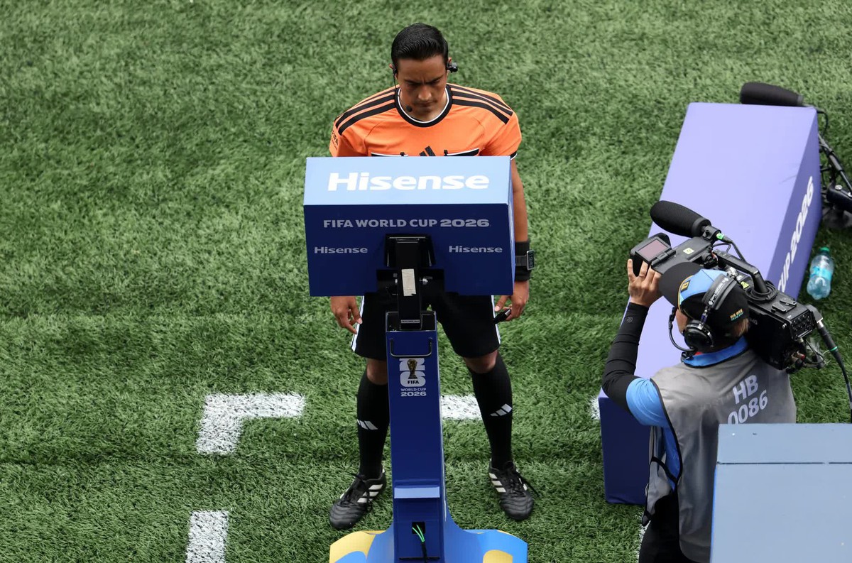 FIFA thay đổi quy trình VAR tại tứ kết World Cup sau làn sóng tranh cãi gay gắt và cáo buộc dàn xếp tỉ số