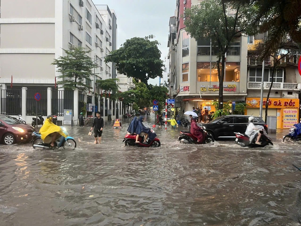 Hà Nội lý giải cảnh ngập cục bộ một số tuyến đường sau nửa giờ mưa lớn