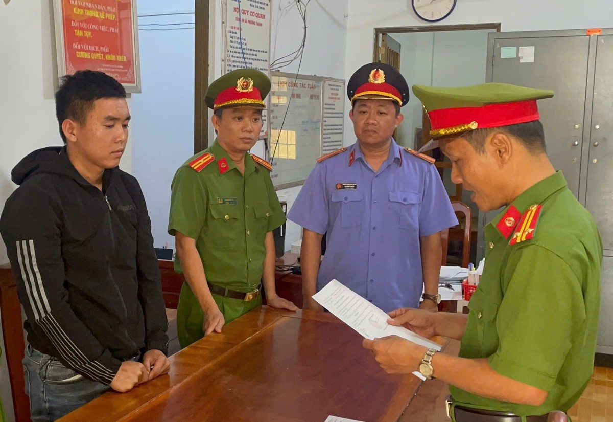 Thi hành lệnh bắt tạm giam một thủ kho SN 2004