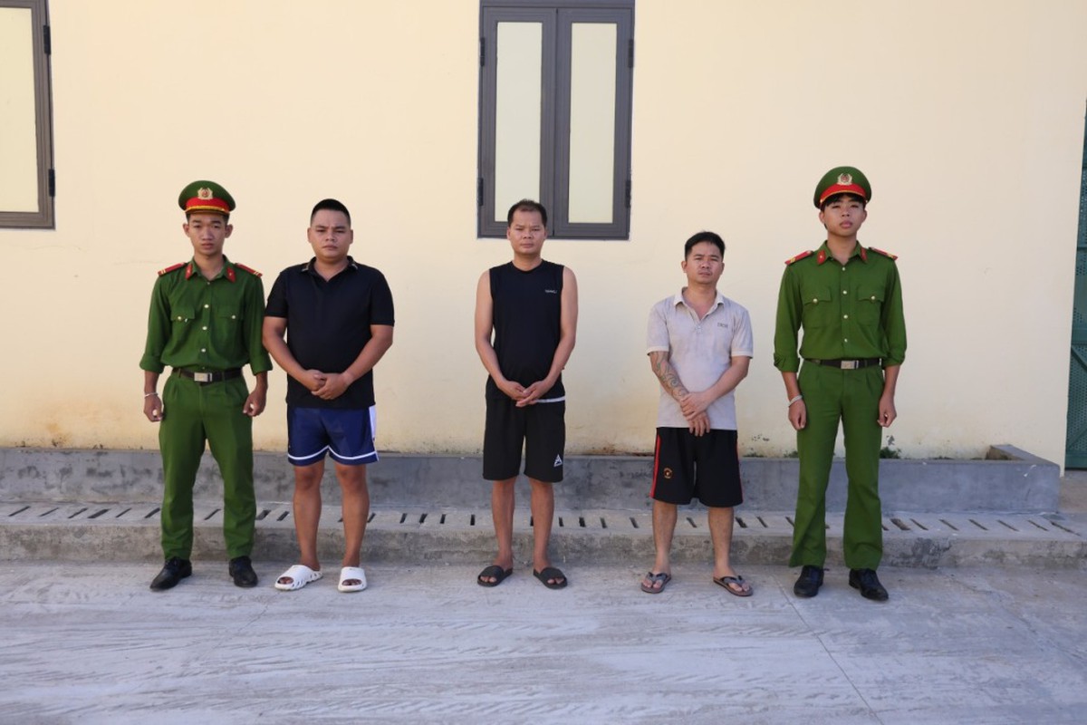 Các tổ công tác đồng loạt áp sát, bắt Nguyễn Văn Hải SN 1979 và 10 người khác trong một chuyên án lớn
