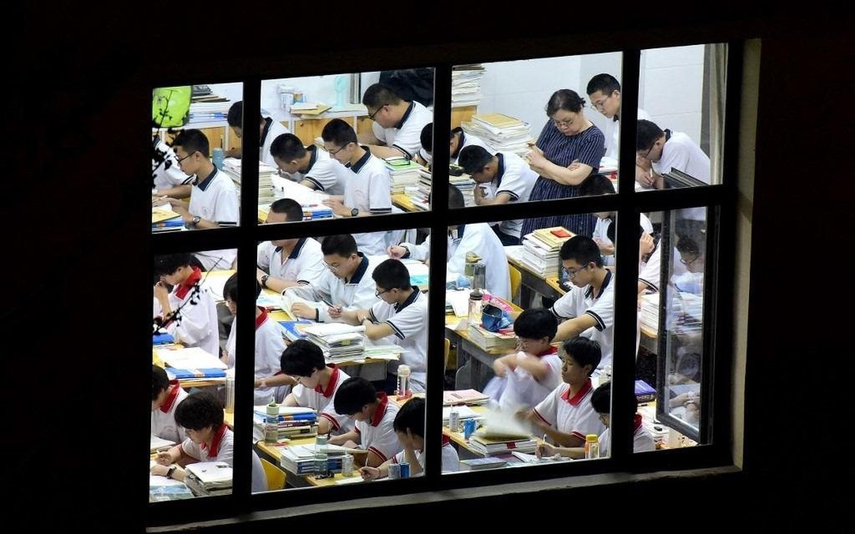 Nhìn Trung Quốc trông thi đại học cứ như "đánh trận" thế này, muốn "gian lận đạt điểm 10 Toán" còn khó hơn lên trời!