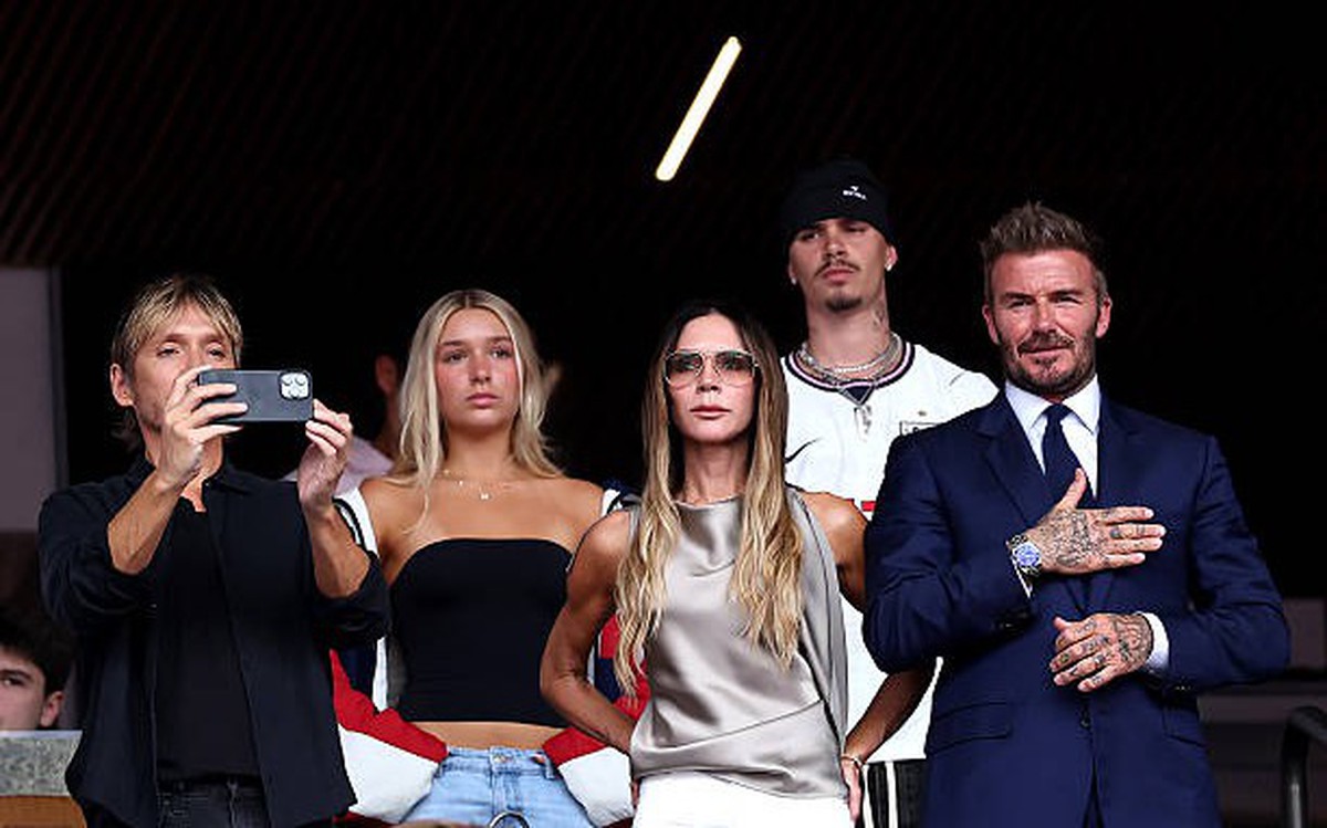 Tiểu thư Harper Beckham khoe visual sáng bừng, vóc dáng phổng phao cùng David Beckham trên khán đài cổ vũ tuyển Anh