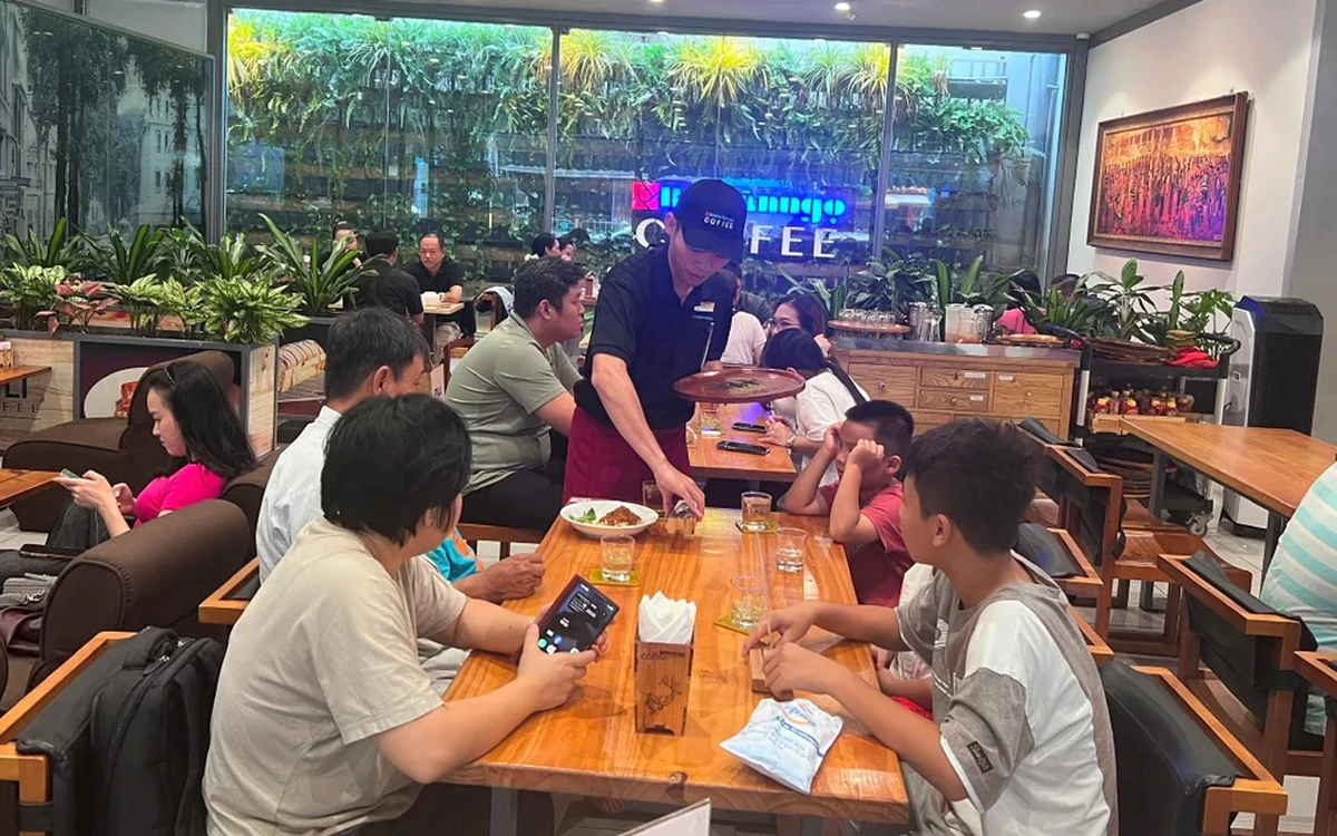 Sợ bị phạt, quán cà phê ‘tắt nhạc cho lành’