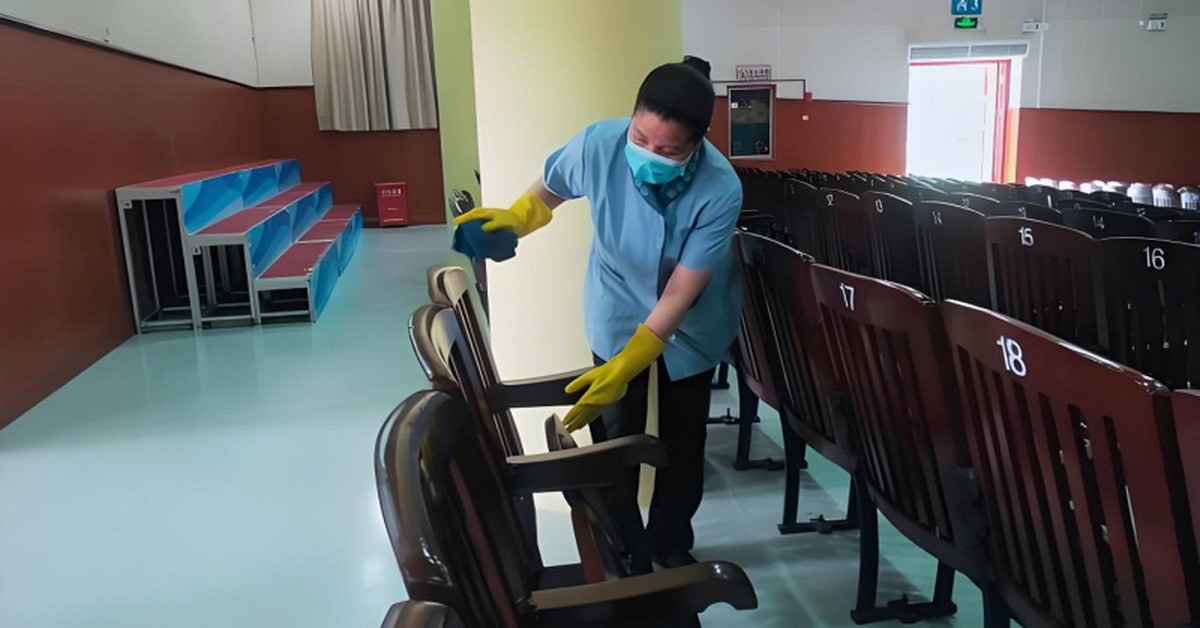 "Làm sao mang 1 cốc nước đầy đi 100m mà không đổ một giọt?" - Dàn học bá nghĩ đủ cách, bác lao công chỉ nói 3 chữ