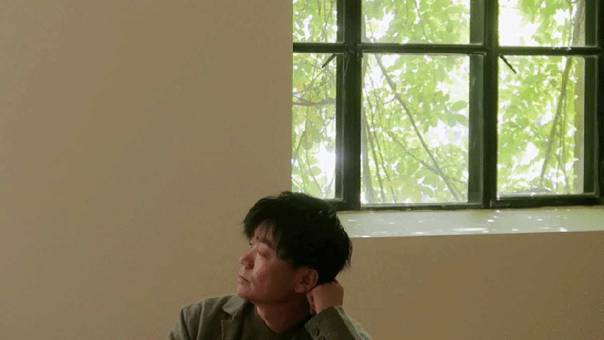 Từ cậu bé bị chê "vừa lùn vừa xấu" đến "ông hoàng phòng vé": Biến cố hôn nhân suýt khiến tất cả sụp đổ