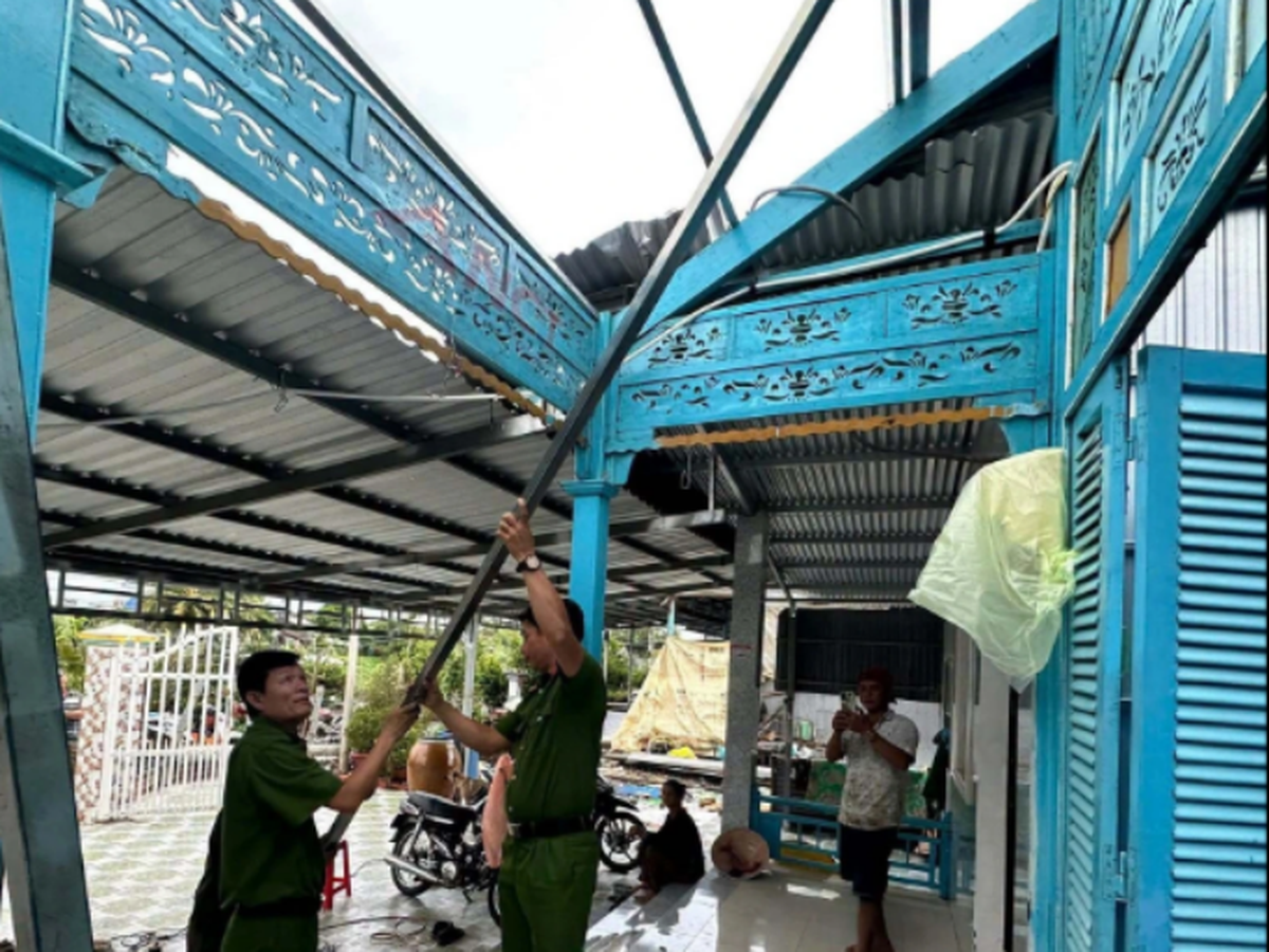 Mưa dông, lốc xoáy tốc mái 15 căn nhà ở Cần Thơ