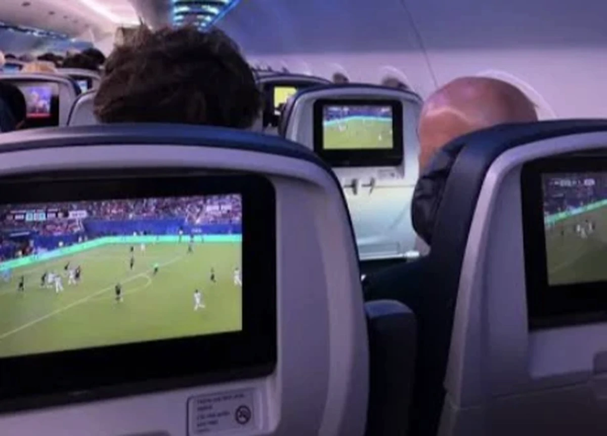 Hãng hàng không chơi lớn, chiếu cả World Cup trên máy bay