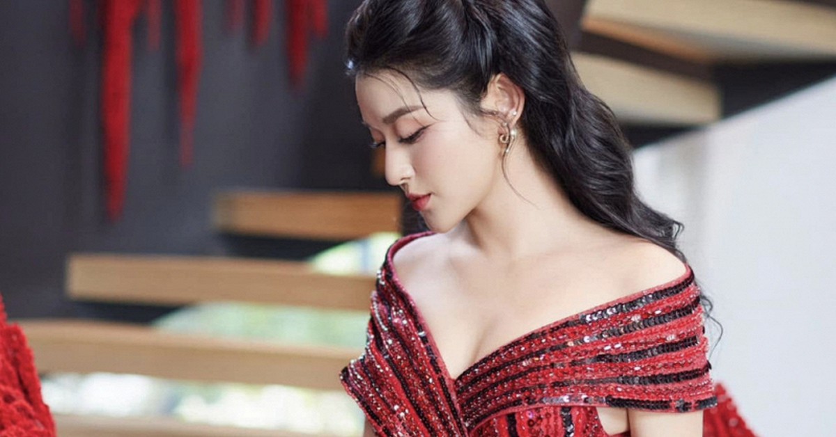 Á hậu được báo Trung khen ngợi là "quốc bảo mỹ nữ", lọt Top 100 đề cử Gương mặt đẹp nhất thế giới cùng Jisoo