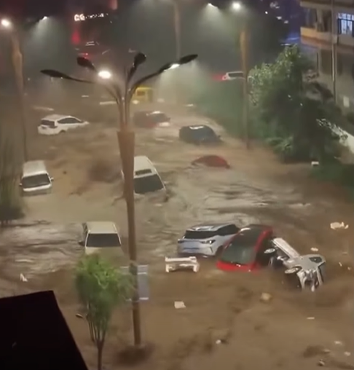 Kinh hoàng lũ quét ở Trung Quốc: Nước ngập hơn 2 mét, ô tô trôi như xe đồ chơi trên đường