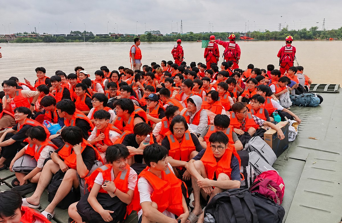 Trung Quốc đưa "tàu sân bay" tới vùng lũ: Siêu khí tài tạo thành bến nổi trong vài phút, cứu hơn 6.000 người