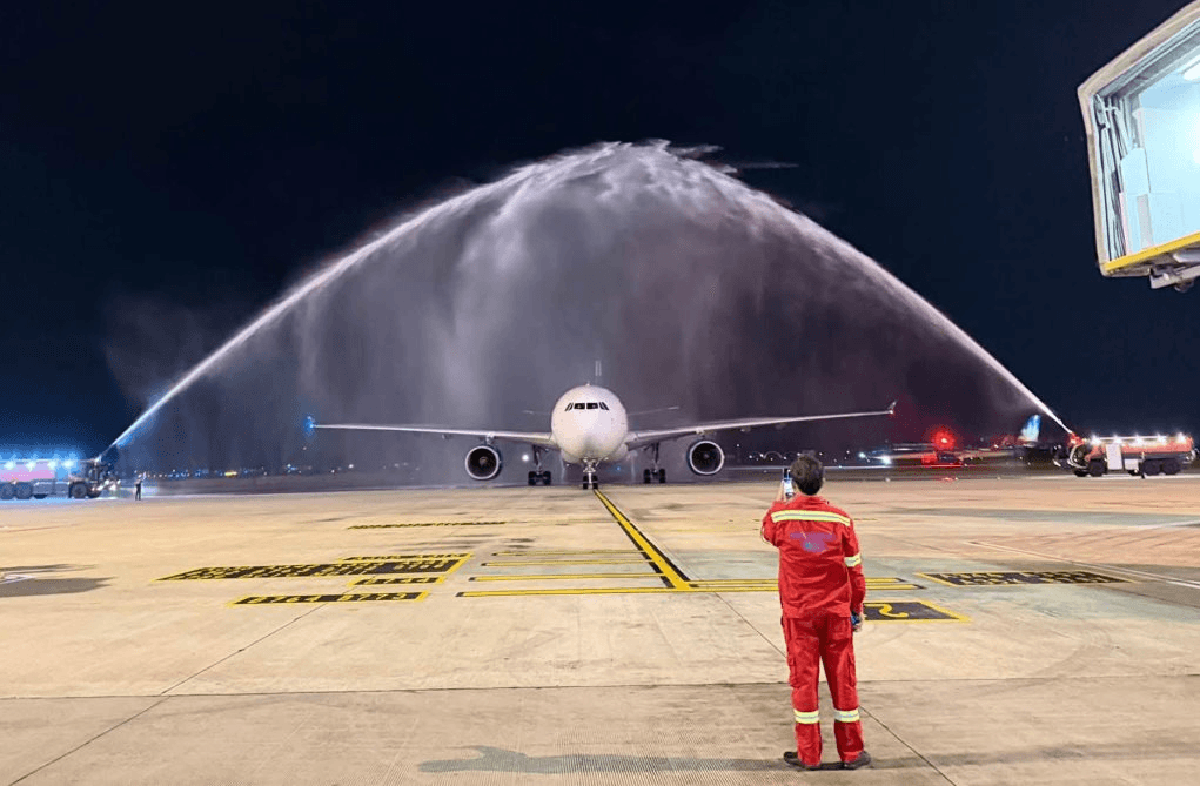 Ngày 13/7, sân bay Nội Bài thực hiện nghi thức phun vòi rồng đón 1 máy bay lạ hạ cánh