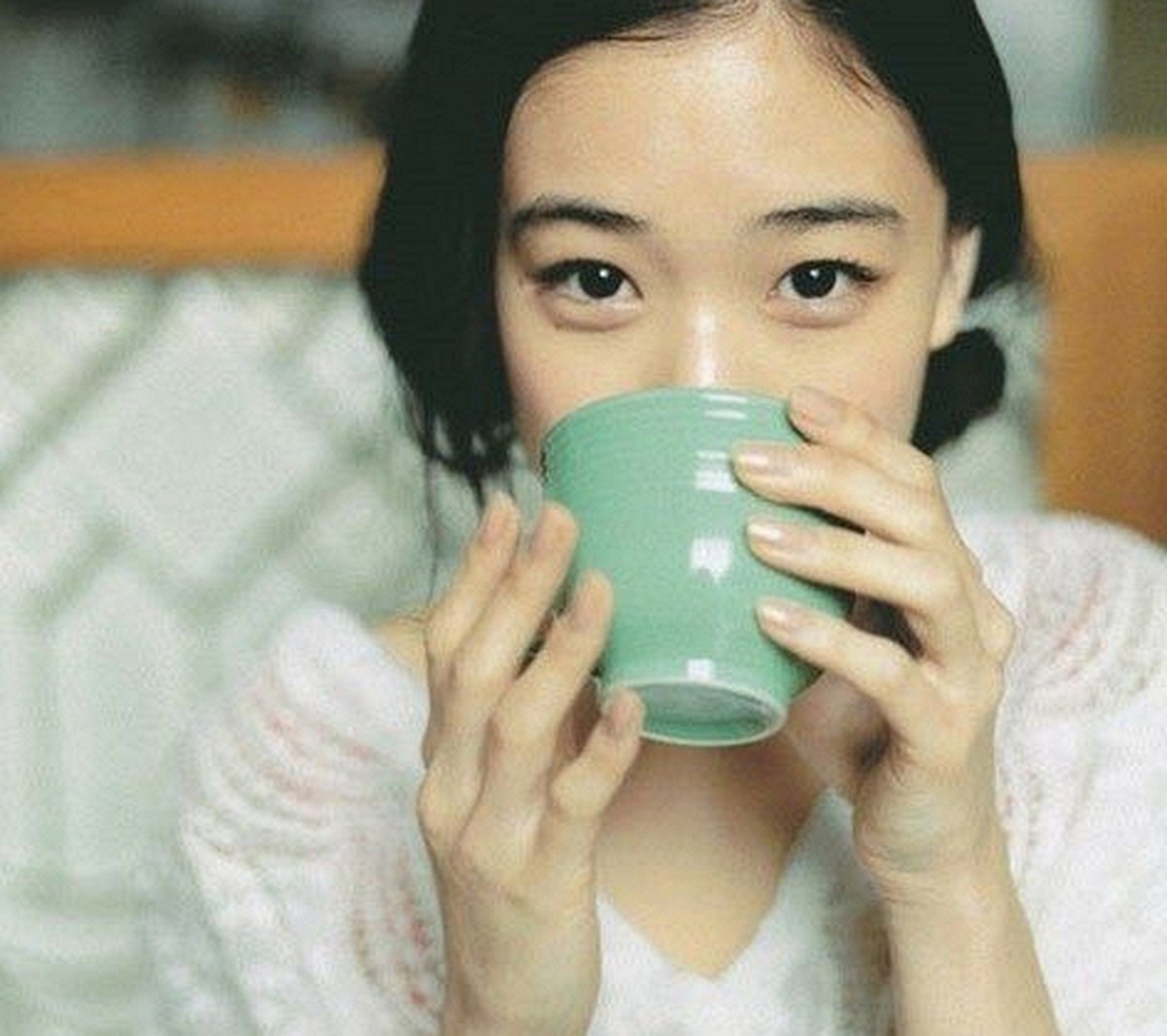 Vì sao nên uống nước ấm ngay sau khi thức dậy buổi sáng?
