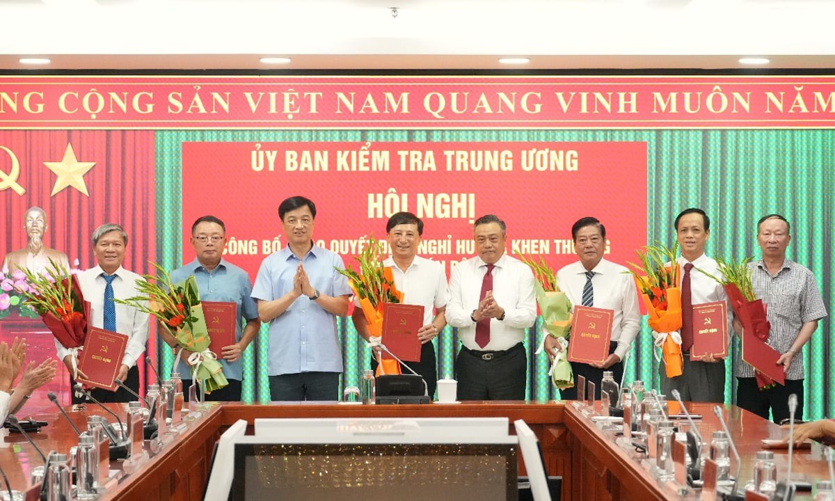 3 Phó Chủ nhiệm Ủy ban Kiểm tra Trung ương khóa XIII nhận quyết định nghỉ hưu