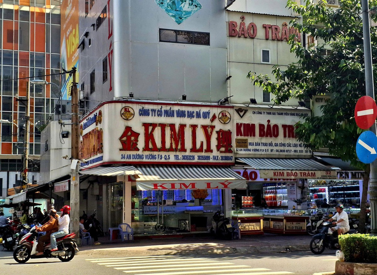 Tiệm vàng Kim Lý đang nằm trong tay ai?