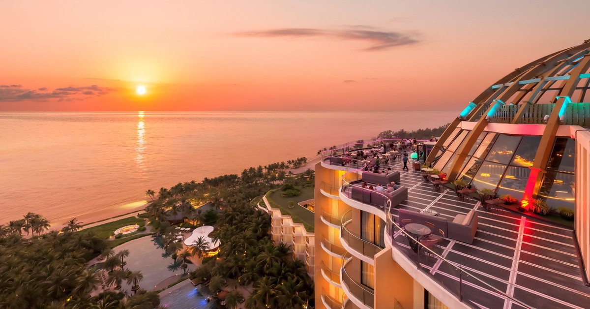 Lý do khiến nhiều người dành cả buổi tối ở khách sạn, ngay cả khi chưa cần book phòng: Từ rooftop bar ngắm hoàng hôn đến bữa tối nhìn ra vịnh