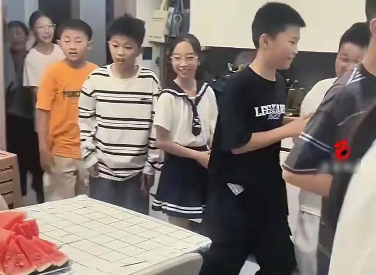 27 đứa trẻ bỗng dưng ập vào nhà, cách ứng xử của người mẹ nhận mưa lời khen: IQ và EQ đều cao vút!