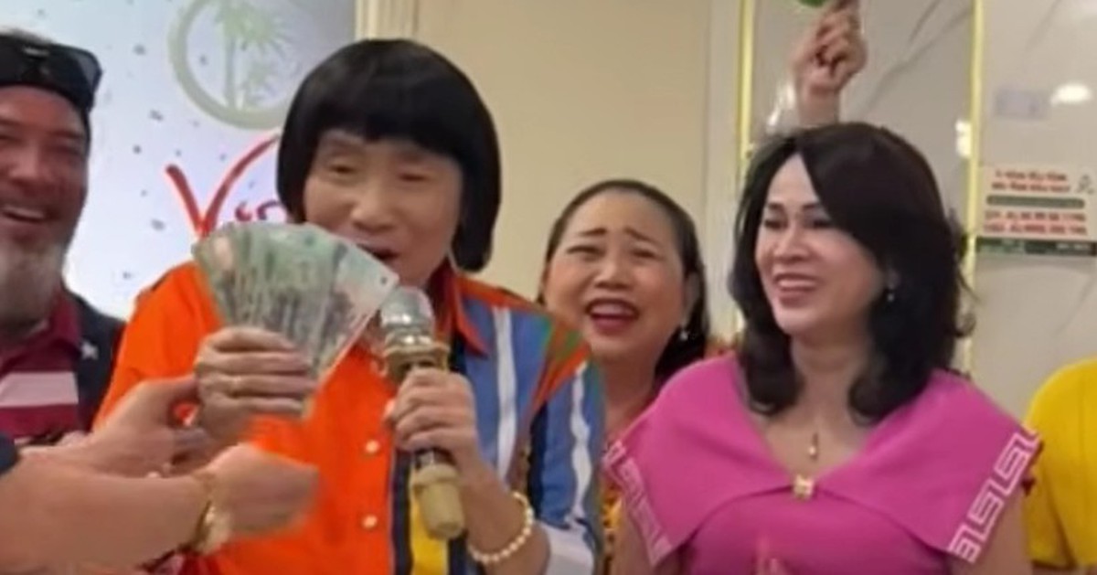 Vui cho NSND Minh Vương ở tuổi 76: "Được cho nhiều tiền quá!"