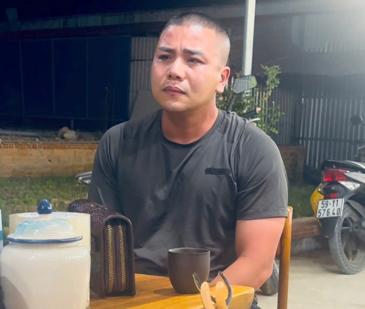 Nguyễn Duy Long SN 1988 ra đầu thú