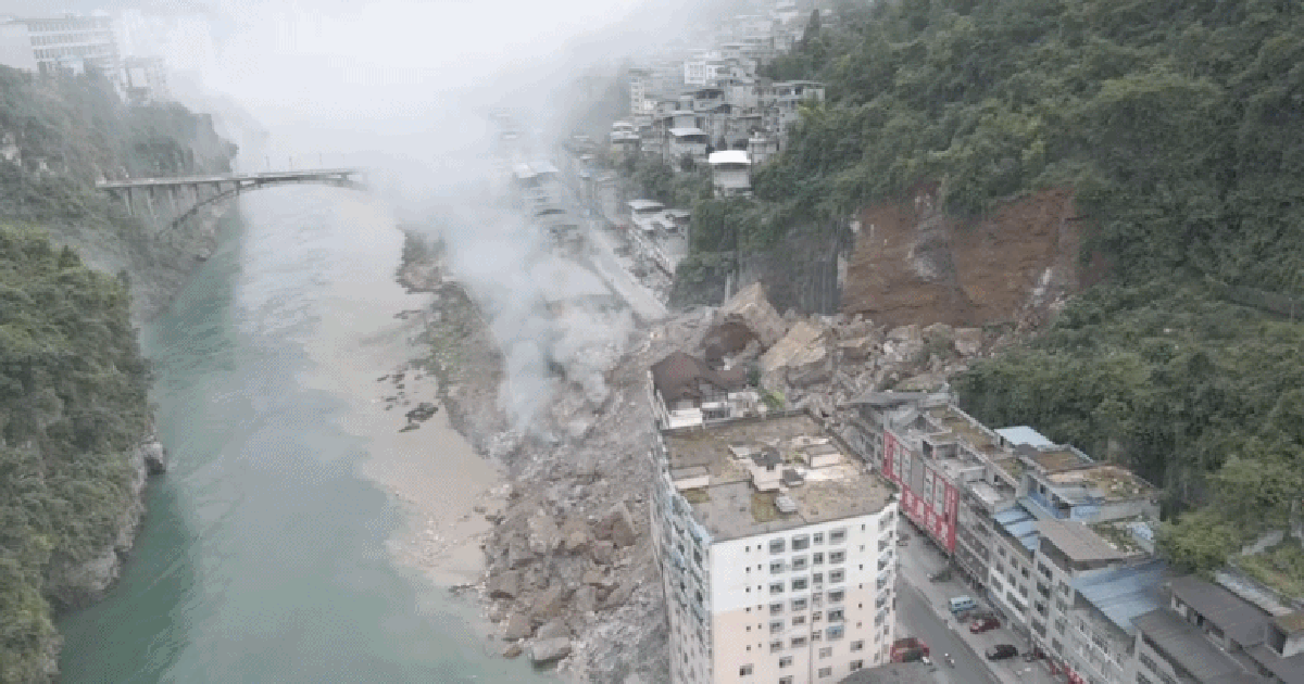 VIDEO: Sạt lở ở Trung Quốc, hơn 60 người dân kịp sơ tán trước khi núi đổ