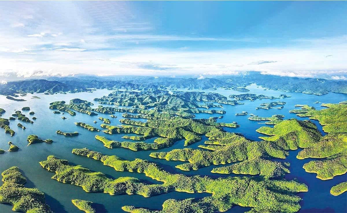 Việt Nam có 1 nơi "đẹp tựa kỳ quan", được ví như "Vịnh Hạ Long" giữa đại ngàn Tây Nguyên: Sở hữu hơn 40 cồn đảo lớn nhỏ, khí hậu mát mẻ quanh năm