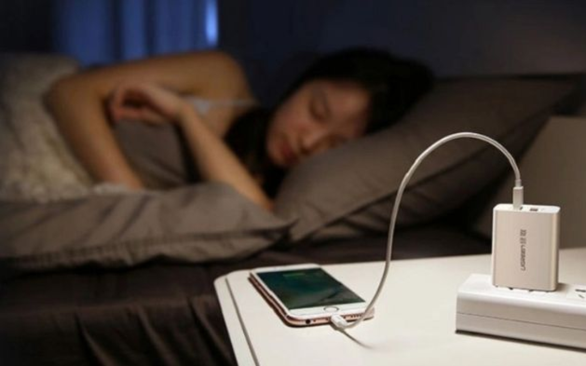 3 lời khuyên cho những người sạc điện thoại qua đêm