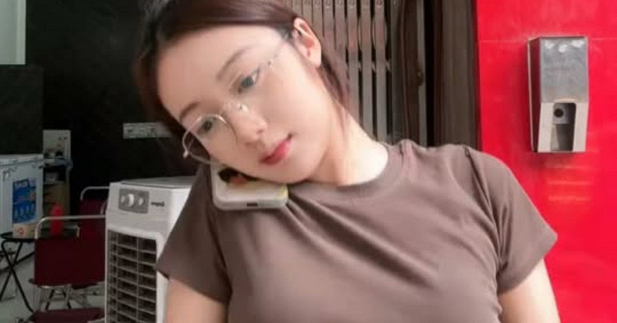 Chỉ đứng bán bánh mì, hot girl này vẫn "viral" nhờ nhan sắc quá ấn tượng