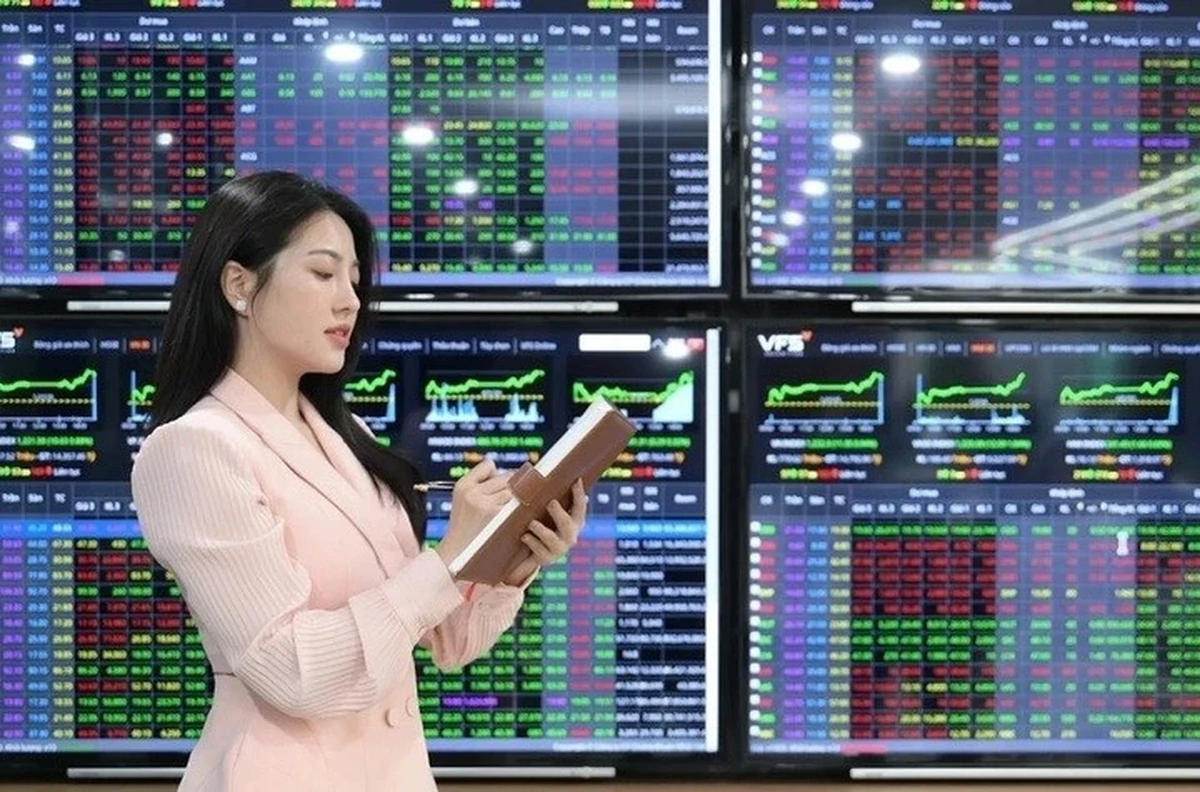 Sếp doanh nghiệp và người nhà "đua" bắt đáy cổ phiếu