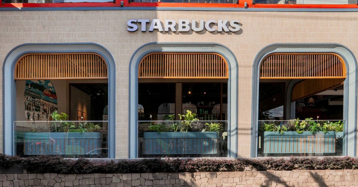 Starbucks Việt Nam gây tranh cãi: Khách hàng chê "mất chất", lạm dụng AI, đồng phục cũng bị gọi tên?