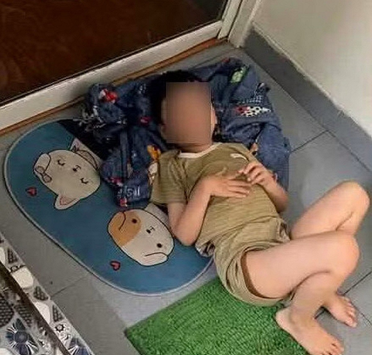 Giáo viên mầm non bị tố bắt trẻ ngủ trước cửa nhà vệ sinh: Bé làm ồn, không ngủ trưa nên bị cô phạt