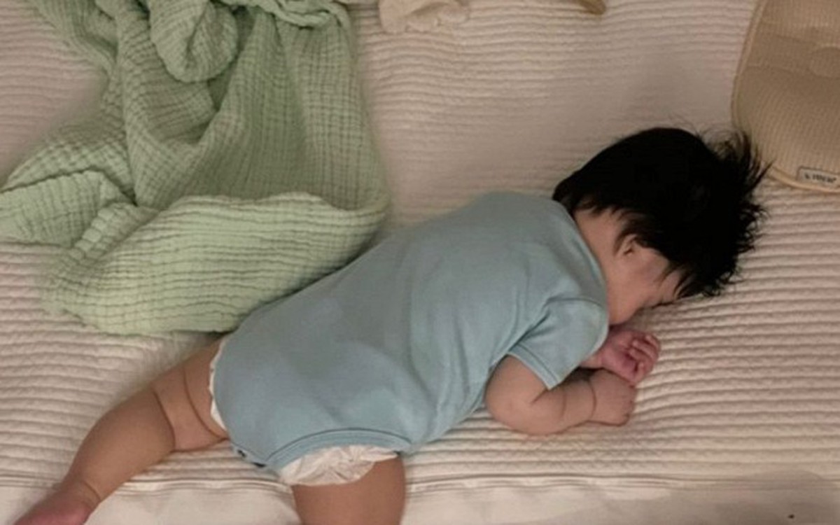 Trẻ nhỏ thích "nằm sấp" và "nằm ngửa", khi lớn lên sẽ có 3 sự khác biệt rõ rệt