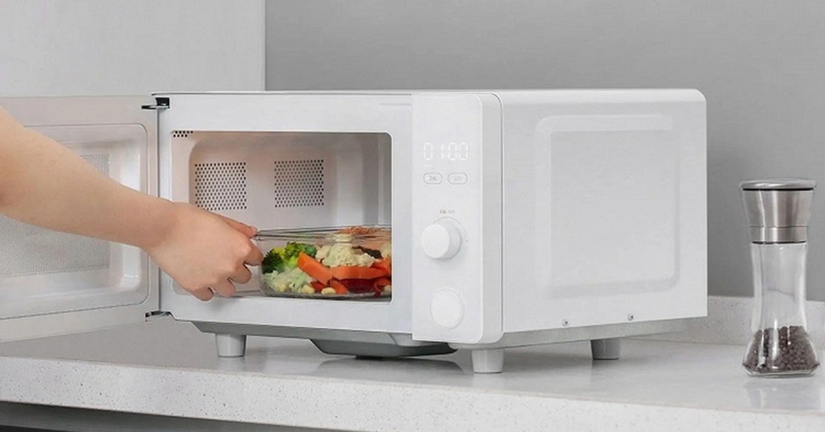 Dùng xong lò vi sóng nên rút phích cắm điện không?