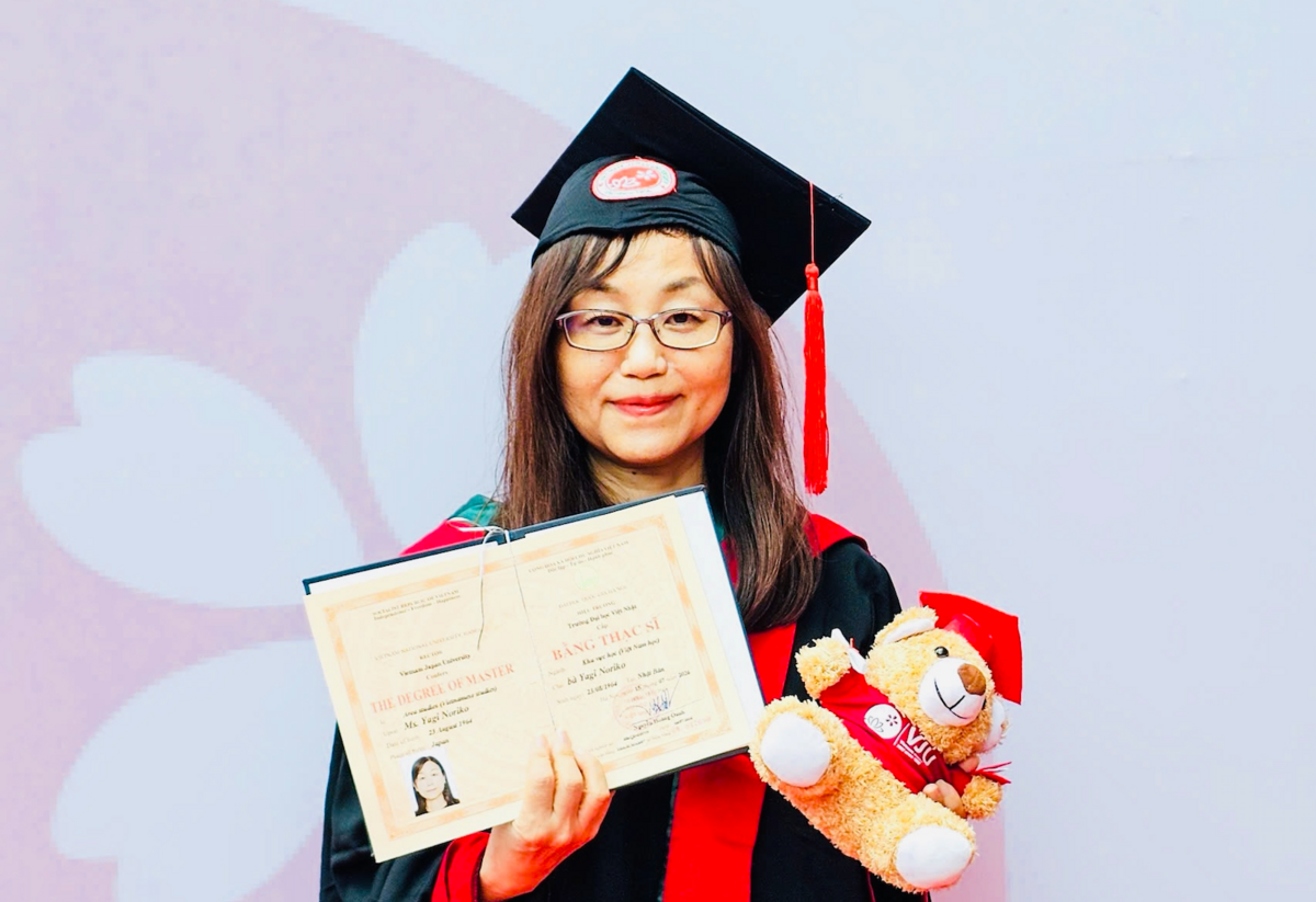 Người phụ nữ Nhật 62 tuổi tốt nghiệp thạc sỹ chương trình học bằng tiếng Việt