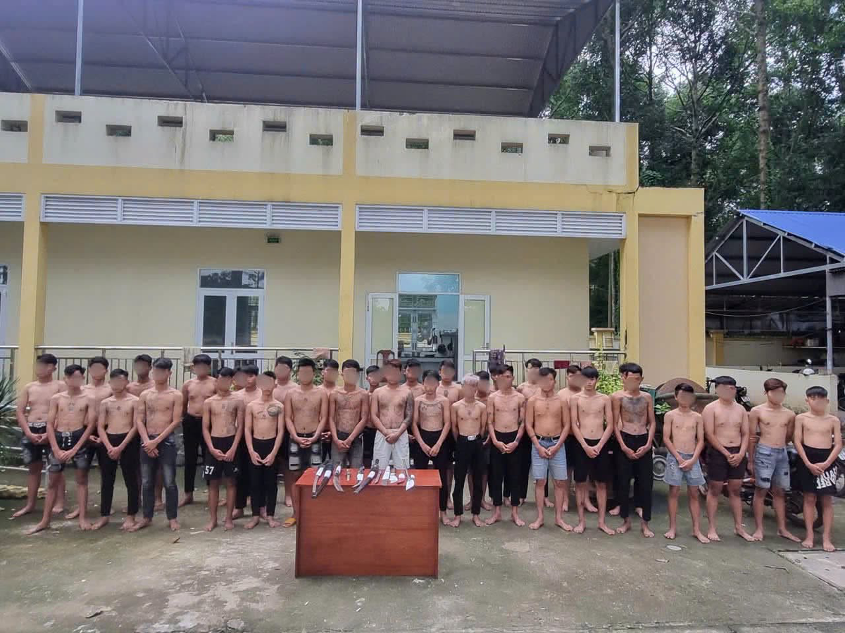 Công an bất ngờ ập vào sân bóng kiểm tra lúc 20h, 38 thanh thiếu niên từ 14 đến 18 tuổi bị triệu tập