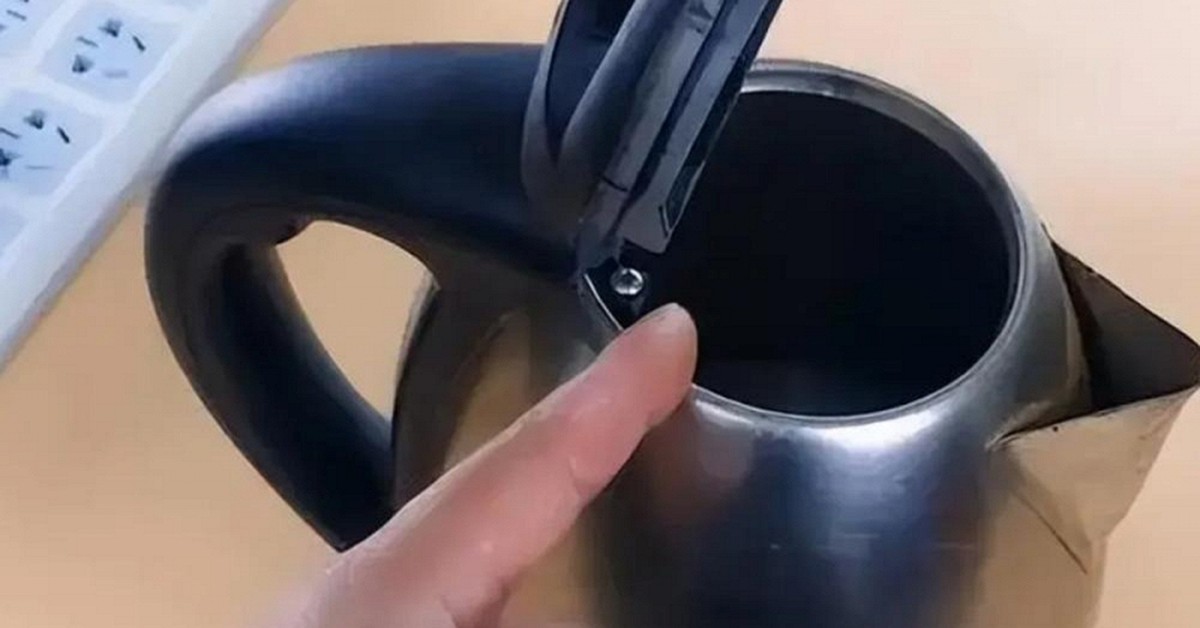 Lời khuyên đến những người để nước trong ấm siêu tốc qua đêm