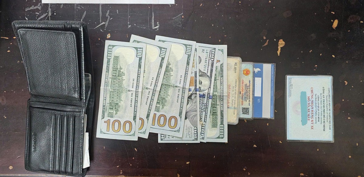 Phát hiện 6 tờ tiền mệnh giá 100 USD trong chiếc ví ở chân cầu Tham Lương, người đàn ông ở TP.HCM nhanh chóng báo công an