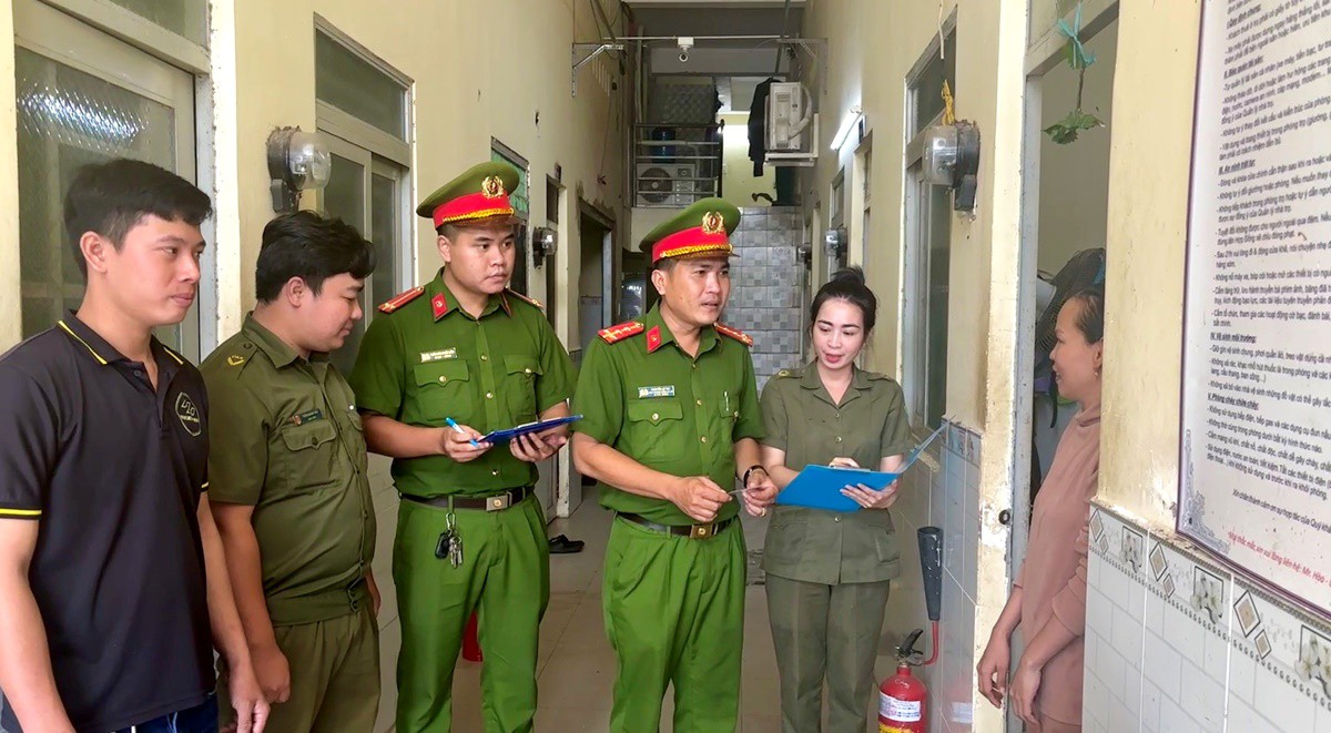 Tất cả người dân chú ý quy định kiểm tra cư trú đột xuất của công an đã chính thức áp dụng
