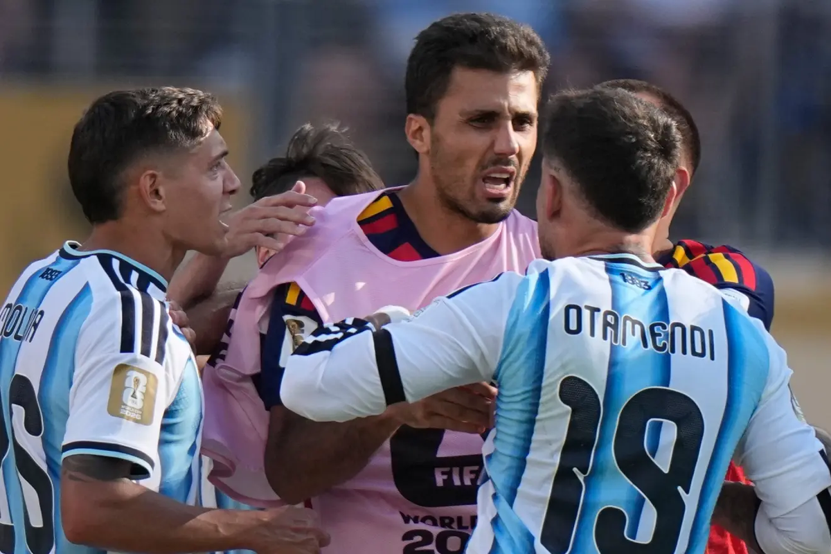 Khẩu chiến dữ dội: Cầu thủ Argentina gằn giọng chất vấn đội trưởng Tây Ban Nha vì "cả tuần nay các cậu chỉ biết khóc lóc về trọng tài"