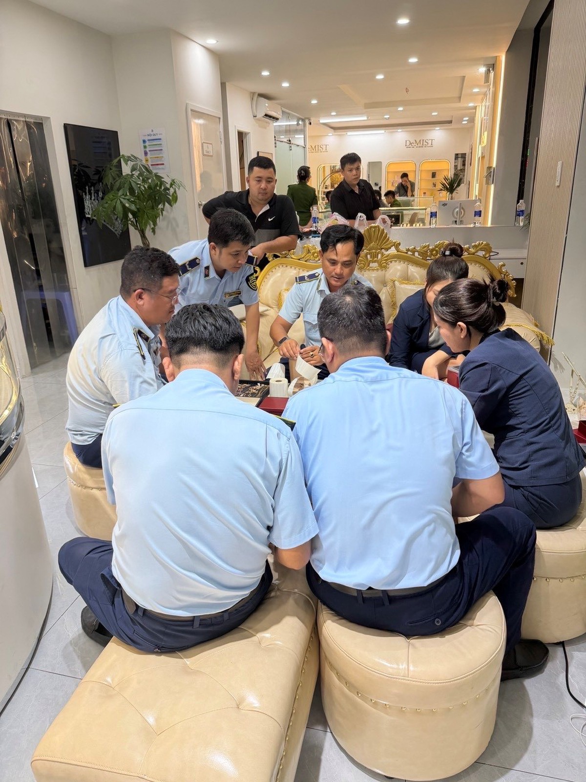 Kiểm tra cửa hàng trang sức ở TP.HCM, lực lượng chức năng phát hiện loạt "hàng hiệu" gắn tên Cartier, LV, Hermès... có dấu hiệu bất thường