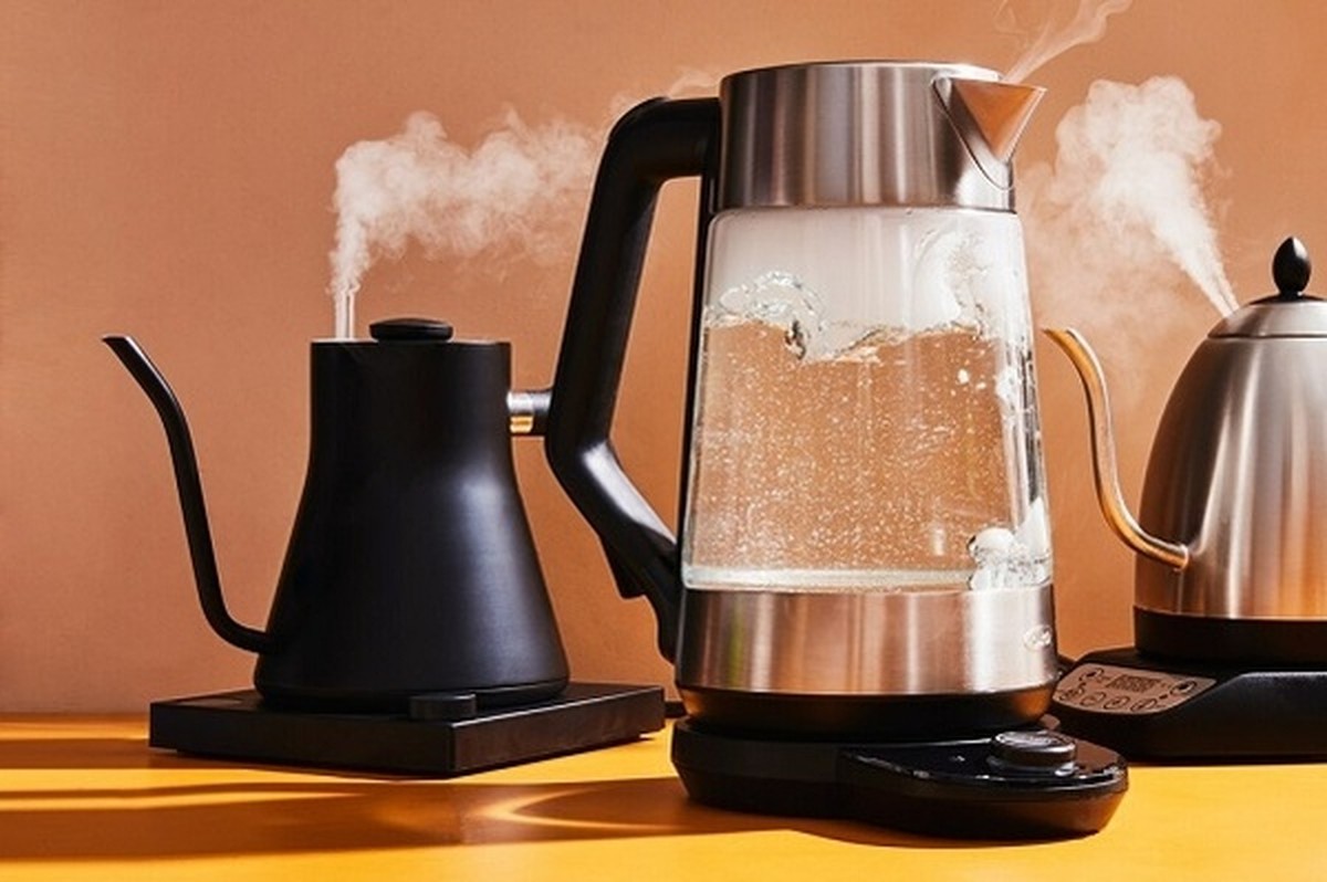 Có nên để nước trong ấm siêu tốc sau khi đun?