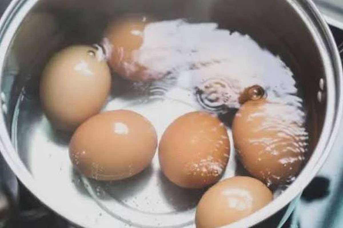 Tại sao không nên tráng trứng luộc bằng nước lạnh? 90% gia đình Việt đang làm sai