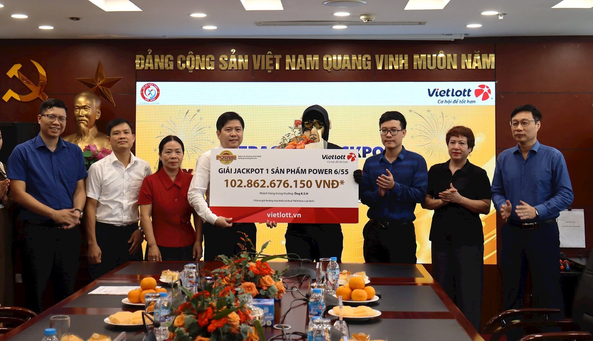 Mua vé Vietlott 2 lần/tuần, mỗi lần 20-30 vé, người đàn ông Hàn quốc trúng Jackpot 100 tỷ đồng