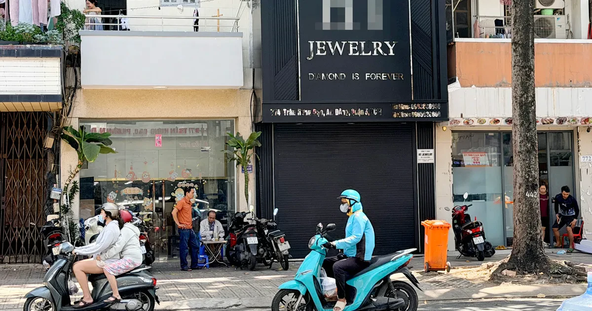 Hàng loạt cửa hàng kim cương đóng cửa: Bỏ ngỏ quyền lợi khách hàng