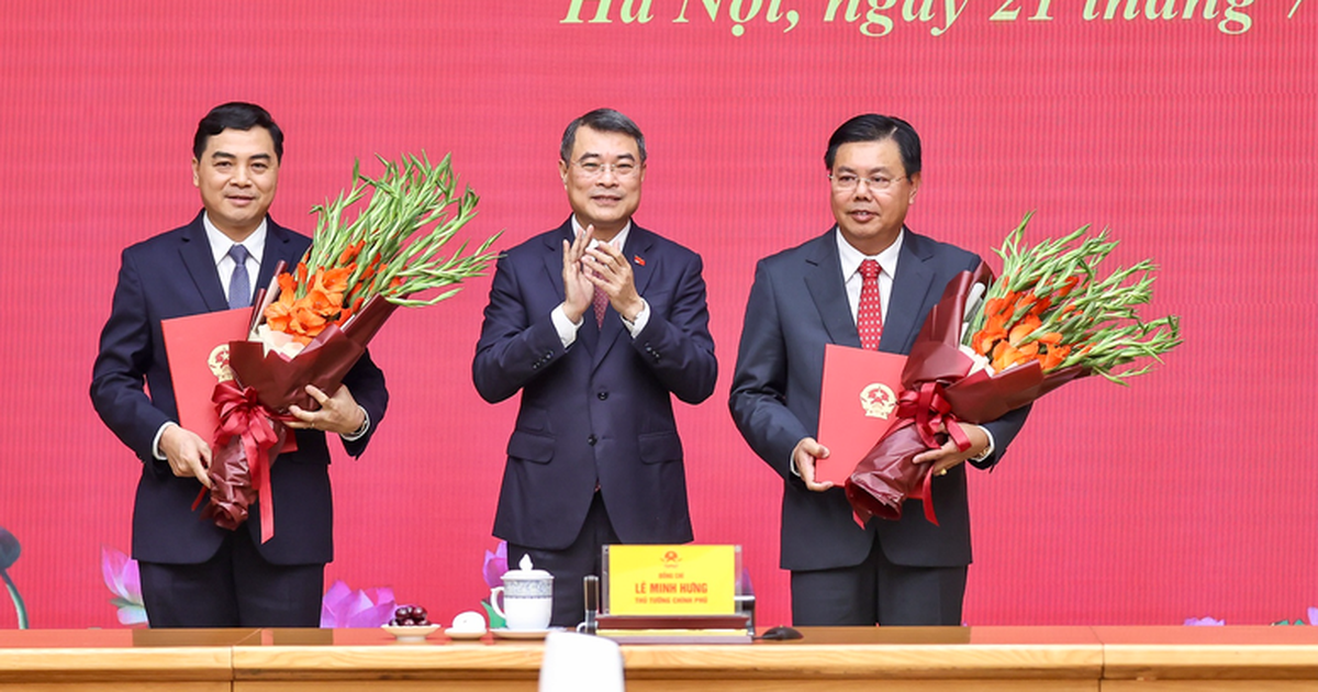 Thủ tướng trao quyết định giao Quyền Bộ trưởng Bộ Nội vụ; bổ nhiệm Thứ trưởng Thường trực Bộ Dân tộc và Tôn giáo
