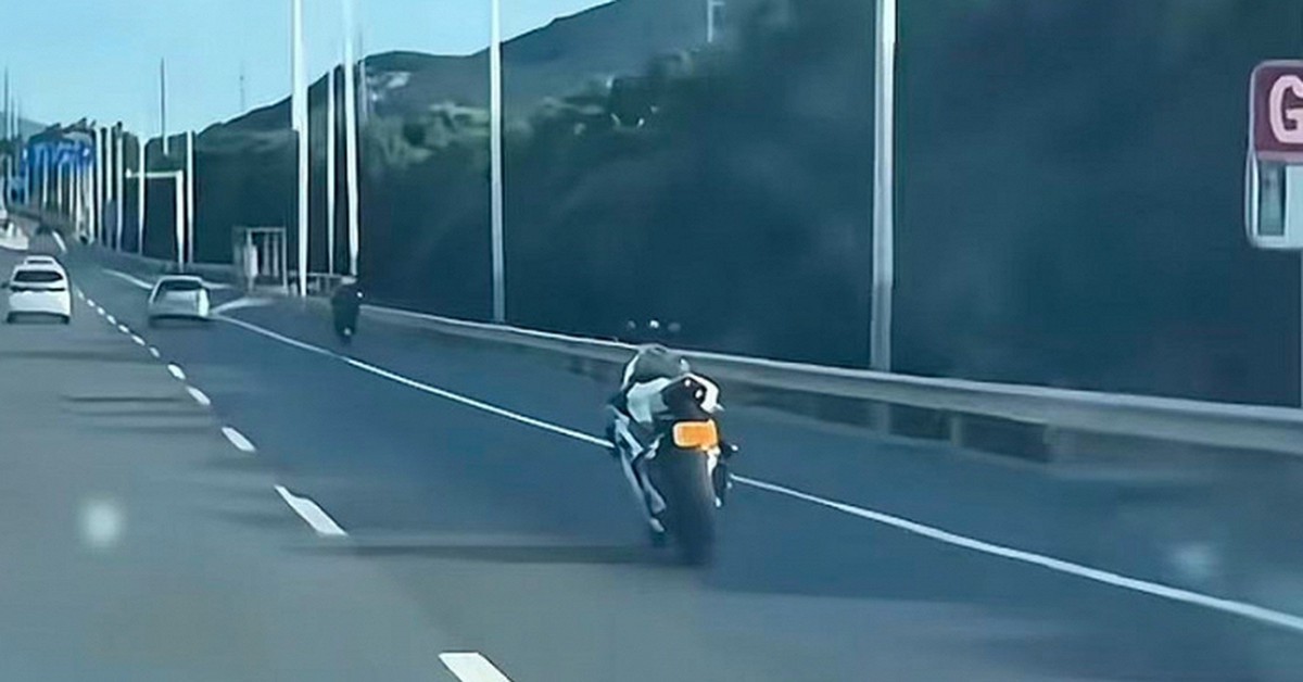 Đang ngồi ô tô, người đàn ông phát hiện xe máy "ma" tự lái: Bám theo gần 3km mới thấy kết cục