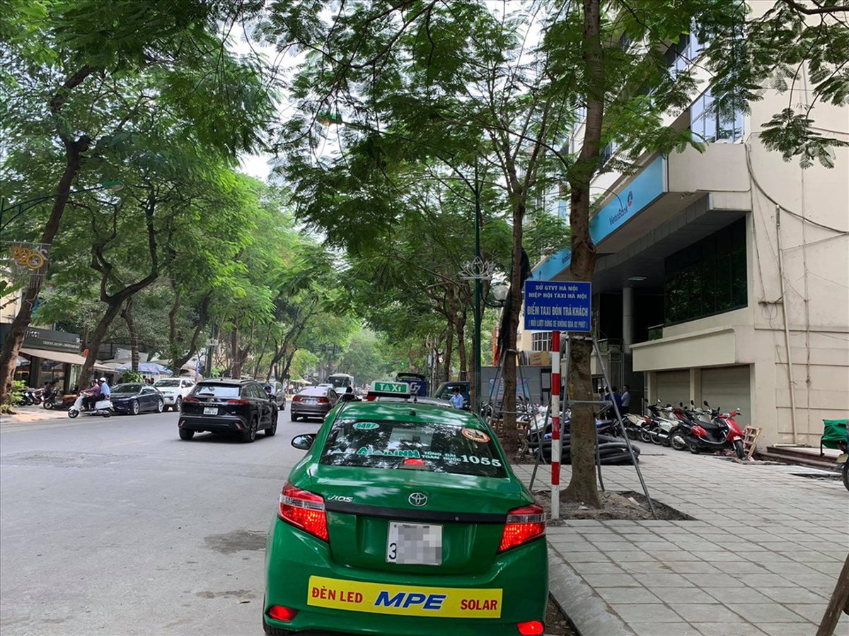 Tất cả người đến và ở Hà Nội chú ý: Quy định xử phạt mới liên quan tới việc dừng, đỗ xe đã được áp dụng
