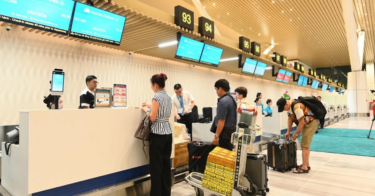 Khách đi máy bay Vietnam Airlines lưu ý: Từ bây giờ có thêm quyền lợi khi ký gửi hành lý tại sân bay Nội Bài