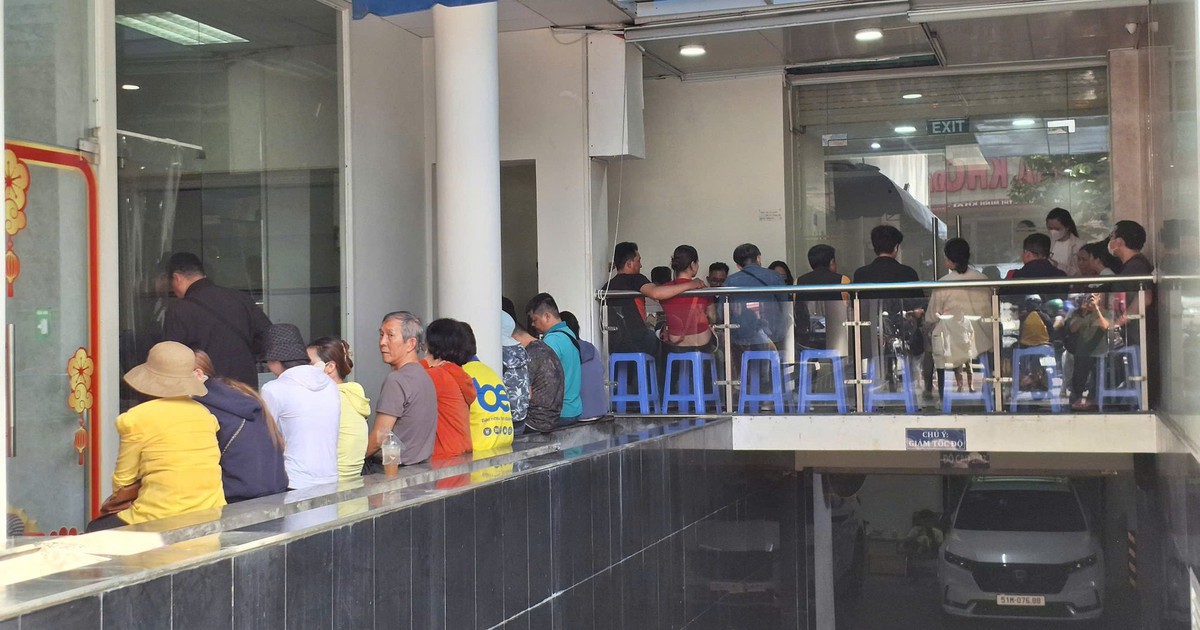 Người dân đang đi bán vàng miếng SJC đông bất t...